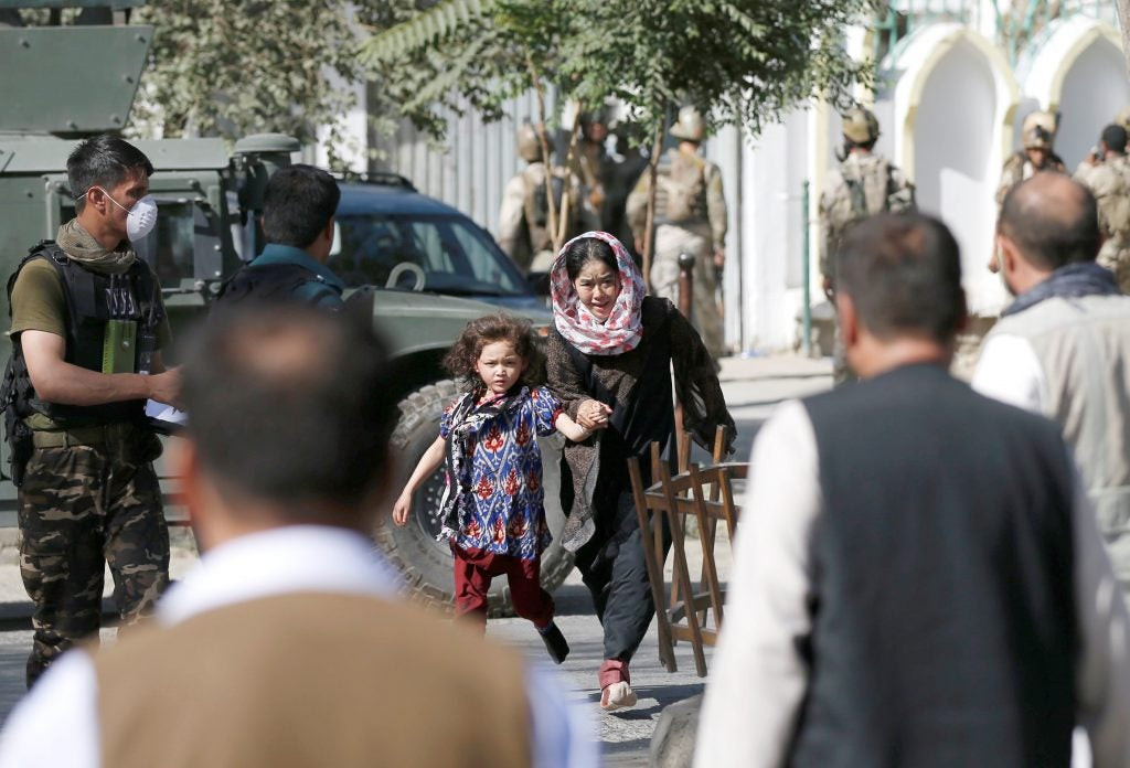 Αφγανιστάν: 12 οι νεκροί από την επίθεση στην Καμπούλ – Το ISIS ανέλαβε την ευθύνη (εικόνες)